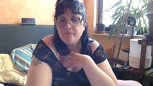 Snapshot of ladyfrombonn chatting on April 2026 02:05:01 PM ladyfrombonn online show from April 2026 02:05:01 PM
