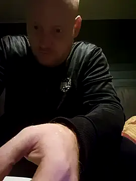 svenni2525 online show from October 2025 10:47:01 PM