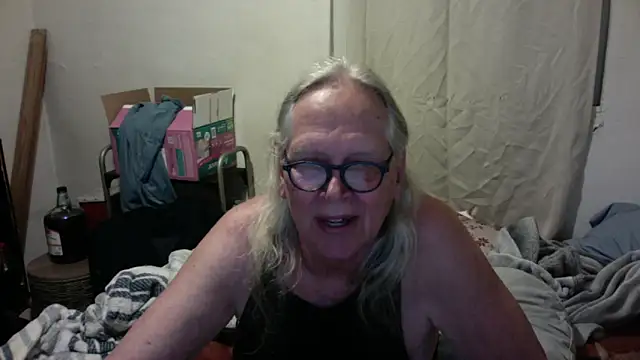 Snapshot of OldLadySara chatting on May 2026 06:33:01 AM OldLadySara online show from May 2026 06:33:01 AM