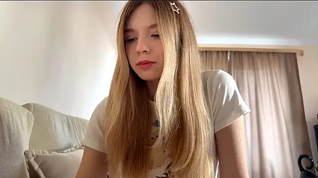 Snapshot of FruityXo chatting on November 2025 11:45:01 AM FruityXo online show from November 2025 11:45:01 AM