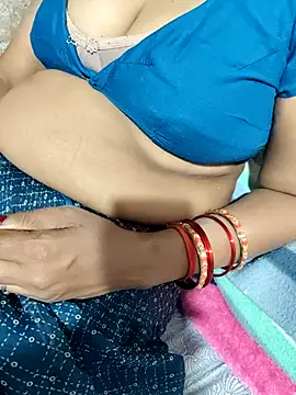 Snapshot of POOJACOUPLE chatting on October 2025 05:18:02 AM POOJACOUPLE online show from October 2025 05:18:02 AM