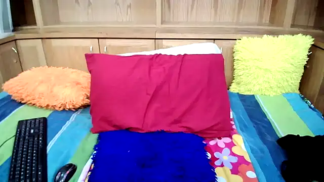 Snapshot of Michellesexyxx chatting on October 2025 03:27:01 AM Michellesexyxx online show from October 2025 03:27:01 AM