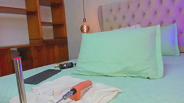 Snapshot of Tatihornyy chatting on October 2025 11:25:01 AM Tatihornyy online show from October 2025 11:25:01 AM