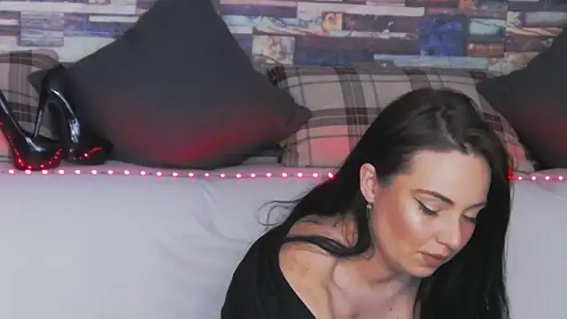 GrayLunna online show from April 2026 02:39:01 AM