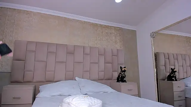 Snapshot of MadisonSky_ chatting on October 2025 01:17:01 PM MadisonSky online show from October 2025 01:17:01 PM