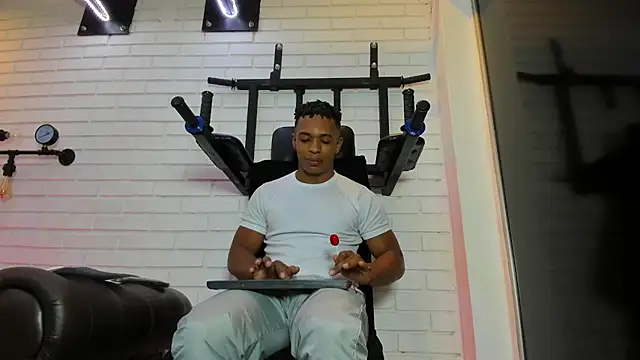 ItaloMoore online show from November 2025 11:23:02 AM