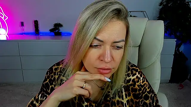 Anna Snows online show from October 2025 05:37:02 AM