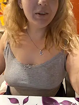 Snapshot of qSensi chatting on November 2025 12:32:02 AM qSensi online show from November 2025 12:32:02 AM