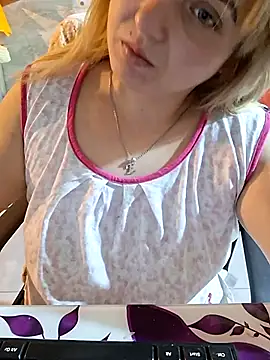 Snapshot of qSensi chatting on November 2025 11:25:01 PM qSensi online show from November 2025 11:25:01 PM