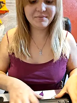 Snapshot of qSensi chatting on December 2025 09:21:02 PM qSensi online show from December 2025 09:21:02 PM