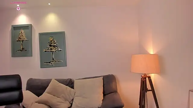 Snapshot of VeronicaBlue chatting on October 2025 09:44:01 AM VeronicaBlue online show from October 2025 09:44:01 AM