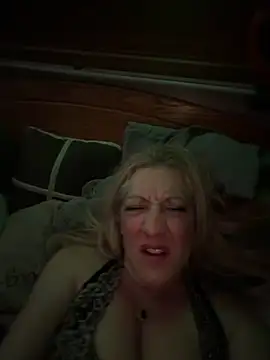 Snapshot of Vixen1221 chatting on December 2025 06:20:01 AM Vixen1221 online show from December 2025 06:20:01 AM