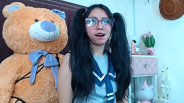 Snapshot of VioletxBloom chatting on October 2025 06:11:02 AM VioletxBloom online show from October 2025 06:11:02 AM