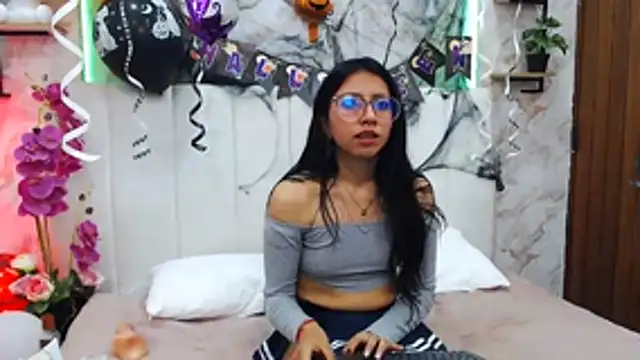 Snapshot of VioletxBloom chatting on October 2025 12:24:01 AM VioletxBloom online show from October 2025 12:24:01 AM