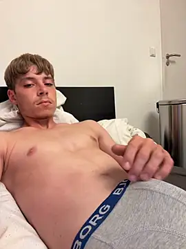 Snapshot of Younglove16cm chatting on October 2025 06:28:01 PM Younglove16cm online show from October 2025 06:28:01 PM