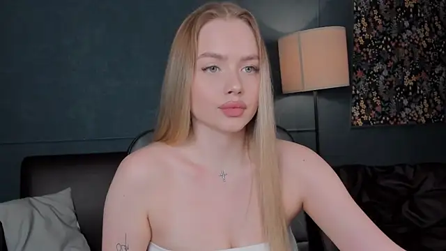 Snapshot of AvroraGoldie chatting on September 2025 12:20:01 PM AvroraGoldie online show from September 2025 12:20:01 PM