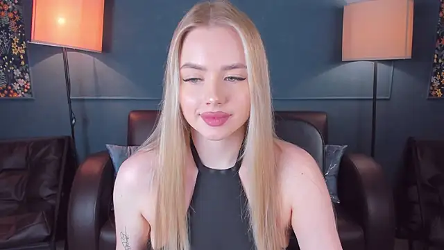 Snapshot of AvroraGoldie chatting on November 2025 10:37:02 AM AvroraGoldie online show from November 2025 10:37:02 AM