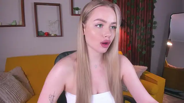 Snapshot of AvroraGoldie chatting on November 2025 10:41:02 AM AvroraGoldie online show from November 2025 10:41:02 AM