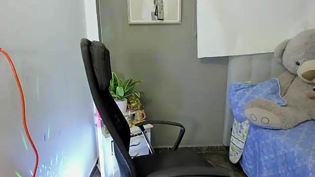 Allison 19   online show from November 2025 04:43:02 AM