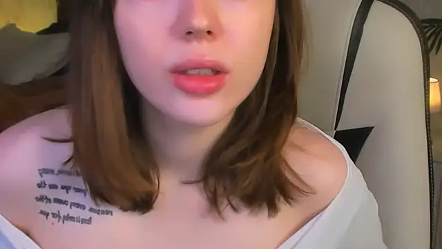 Lunar Lily online show from December 2025 05:47:01 AM