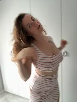 TenderLaGlamor online show from September 2025 03:33:01 PM