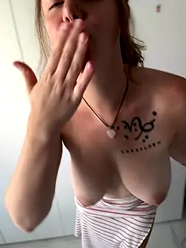 TenderLaGlamor online show from September 2025 01:43:02 PM