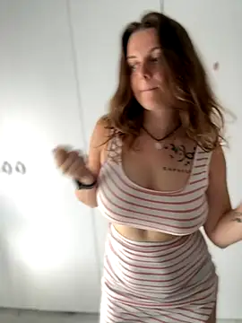 TenderLaGlamor online show from September 2025 10:18:02 AM