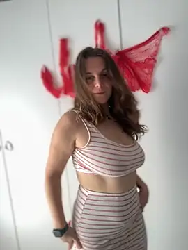 TenderLaGlamor online show from October 2025 09:34:02 AM