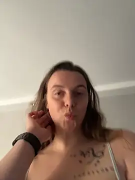 TenderLaGlamor online show from December 2025 11:07:01 AM