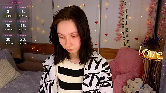 Snapshot of SuzanneHowse chatting on March 2026 04:45:01 PM SuzanneHowse online show from March 2026 04:45:01 PM