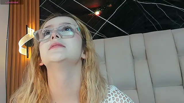 Snapshot of kristal_joi_dl chatting on November 2025 12:16:01 PM kristal joi dl online show from November 2025 12:16:01 PM