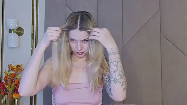 Snapshot of Touch_me chatting on November 2025 04:29:02 PM Touch me online show from November 2025 04:29:02 PM