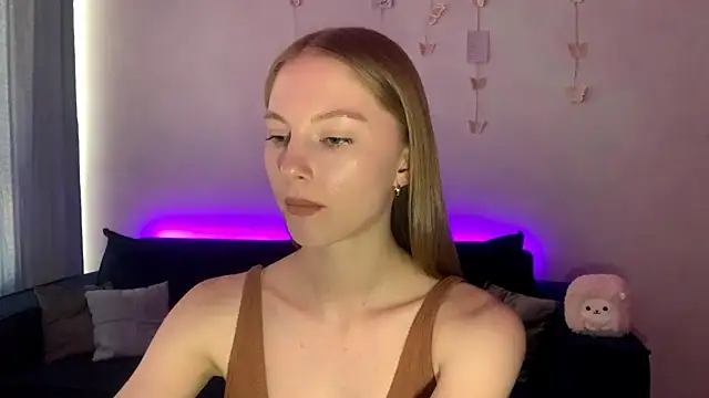 Snapshot of BrightAnnie chatting on September 2025 12:59:02 PM BrightAnnie online show from September 2025 12:59:02 PM