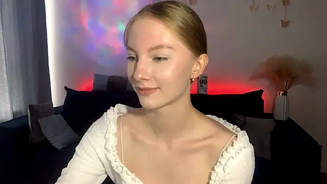 Snapshot of BrightAnnie chatting on September 2025 01:02:01 PM BrightAnnie online show from September 2025 01:02:01 PM