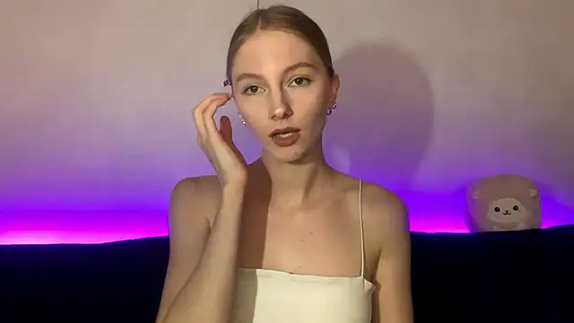 Snapshot of BrightAnnie chatting on September 2025 05:02:02 PM BrightAnnie online show from September 2025 05:02:02 PM