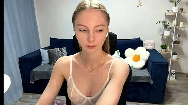 Snapshot of BrightAnnie chatting on October 2025 05:08:01 PM BrightAnnie online show from October 2025 05:08:01 PM