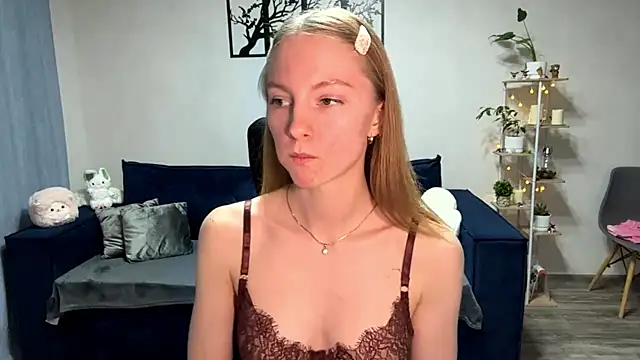 Snapshot of BrightAnnie chatting on October 2025 03:01:02 PM BrightAnnie online show from October 2025 03:01:02 PM