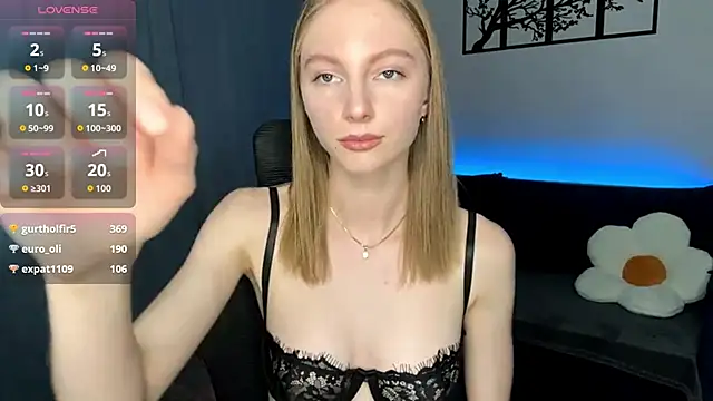 Snapshot of BrightAnnie chatting on November 2025 05:04:02 PM BrightAnnie online show from November 2025 05:04:02 PM