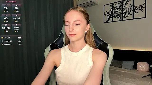 Snapshot of BrightAnnie chatting on November 2025 04:07:02 PM BrightAnnie online show from November 2025 04:07:02 PM