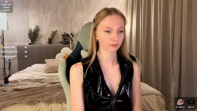 Snapshot of BrightAnnie chatting on December 2025 07:53:02 PM BrightAnnie online show from December 2025 07:53:02 PM