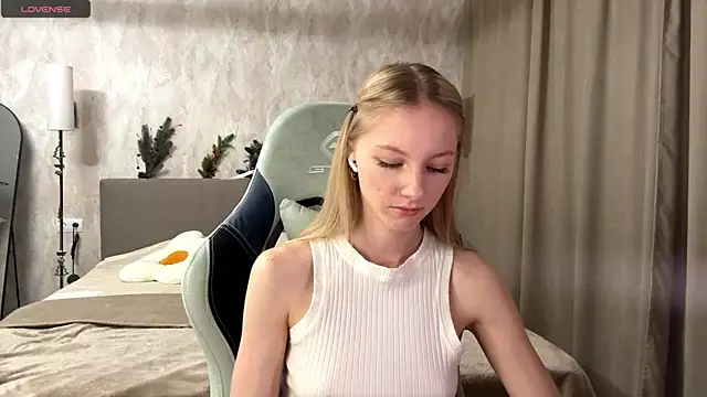 Snapshot of BrightAnnie chatting on December 2025 02:12:02 PM BrightAnnie online show from December 2025 02:12:02 PM