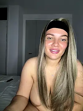 Snapshot of little_lola_x chatting on September 2025 09:03:01 PM little lola x online show from September 2025 09:03:01 PM