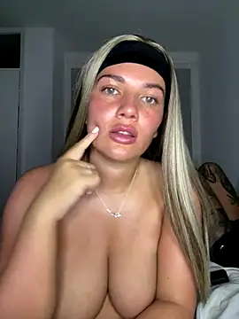 Snapshot of little_lola_x chatting on September 2025 08:42:01 PM little lola x online show from September 2025 08:42:01 PM