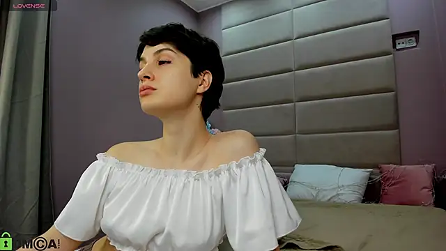 Adeline Perle online show from November 2025 01:26:01 AM