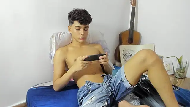 Snapshot of AliottTwink chatting on September 2025 02:54:02 AM AliottTwink online show from September 2025 02:54:02 AM