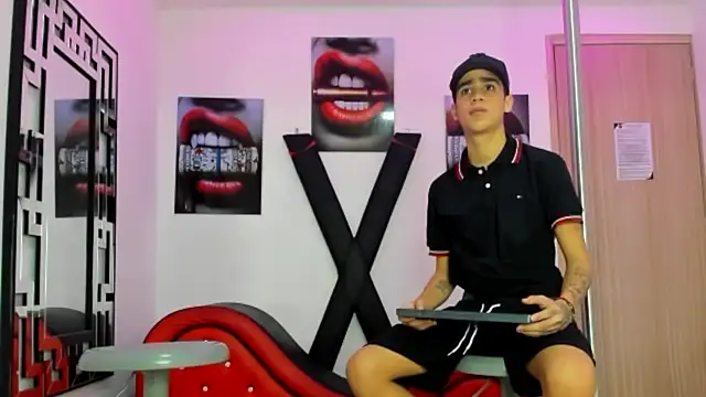 PRETTY FEM online show from October 2025 01:29:01 PM