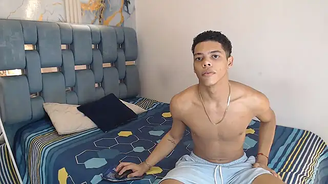 PRETTY FEM online show from April 2026 01:17:01 AM