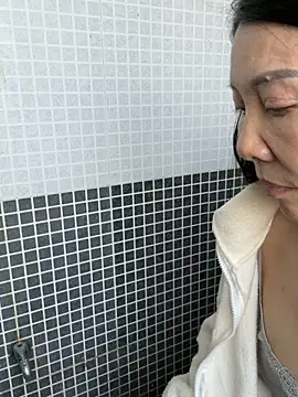 xiiuuff18 online show from October 2025 01:35:01 AM