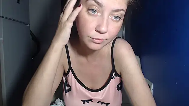 Snapshot of petite_danielle chatting on July 2026 07:32:01 PM petite danielle online show from July 2026 07:32:01 PM