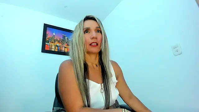 Snapshot of Ms_lunaRose chatting on October 2025 02:58:02 AM Ms lunaRose online show from October 2025 02:58:02 AM